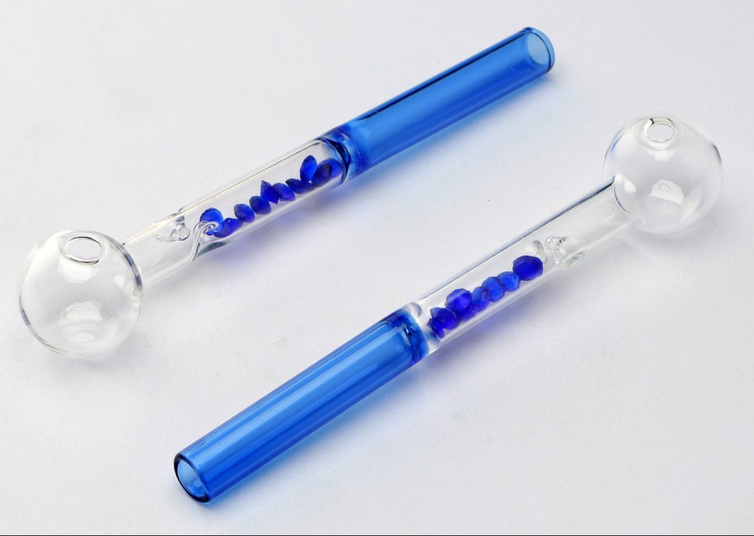 Oljerør i glass med blå krystaller – 15 cm | Unik stil og funksjon for konsentrater og oljer - Smoke - ShopOljerør i glass med blå krystaller – 15 cm | Unik stil og funksjon for konsentrater og oljerGlasspipeSmoke - ShopSmoke - ShopOljerør i glass med blå krystaller – 15 cm | Unik stil og funksjon for konsentrater og oljer