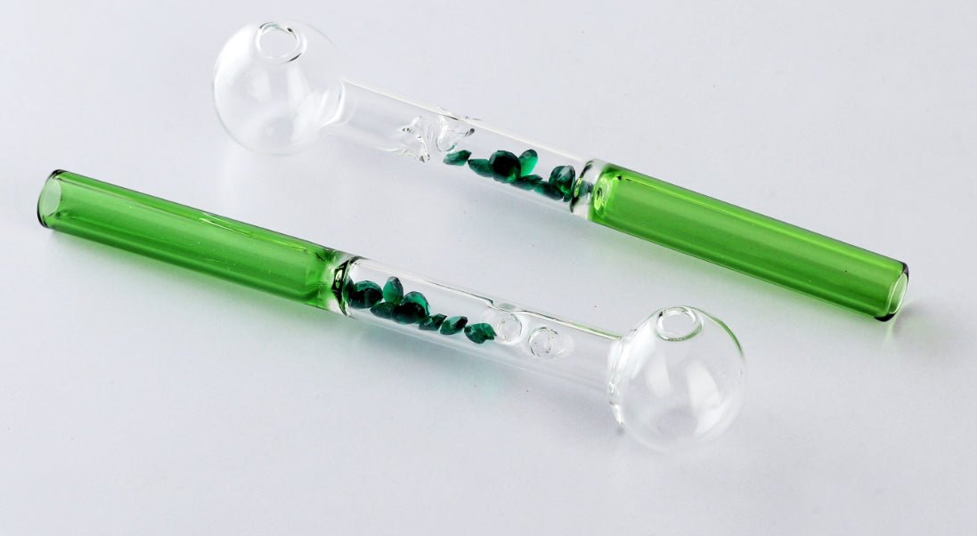 Oljerør i glass med grønne krystaller – 15 cm | Unik stil og funksjon for konsentrater og oljer - Smoke - ShopOljerør i glass med grønne krystaller – 15 cm | Unik stil og funksjon for konsentrater og oljerGlasspipeSmoke - ShopSmoke - ShopOljerør i glass med grønne krystaller – 15 cm | Unik stil og funksjon for konsentrater og oljer