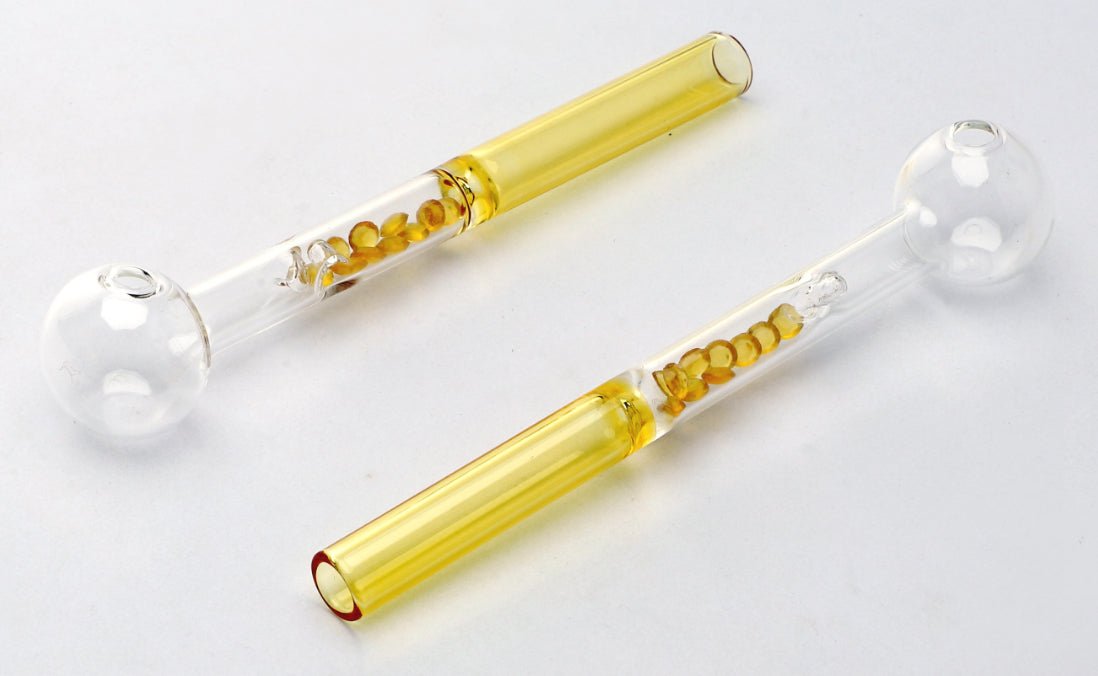 Oljerør i glass med gule krystaller – 15 cm | Unik stil og funksjon for konsentrater og oljer - Smoke - ShopOljerør i glass med gule krystaller – 15 cm | Unik stil og funksjon for konsentrater og oljerGlasspipeSmoke - ShopSmoke - ShopOljerør i glass med gule krystaller – 15 cm | Unik stil og funksjon for konsentrater og oljer